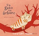 Un gato na árbore